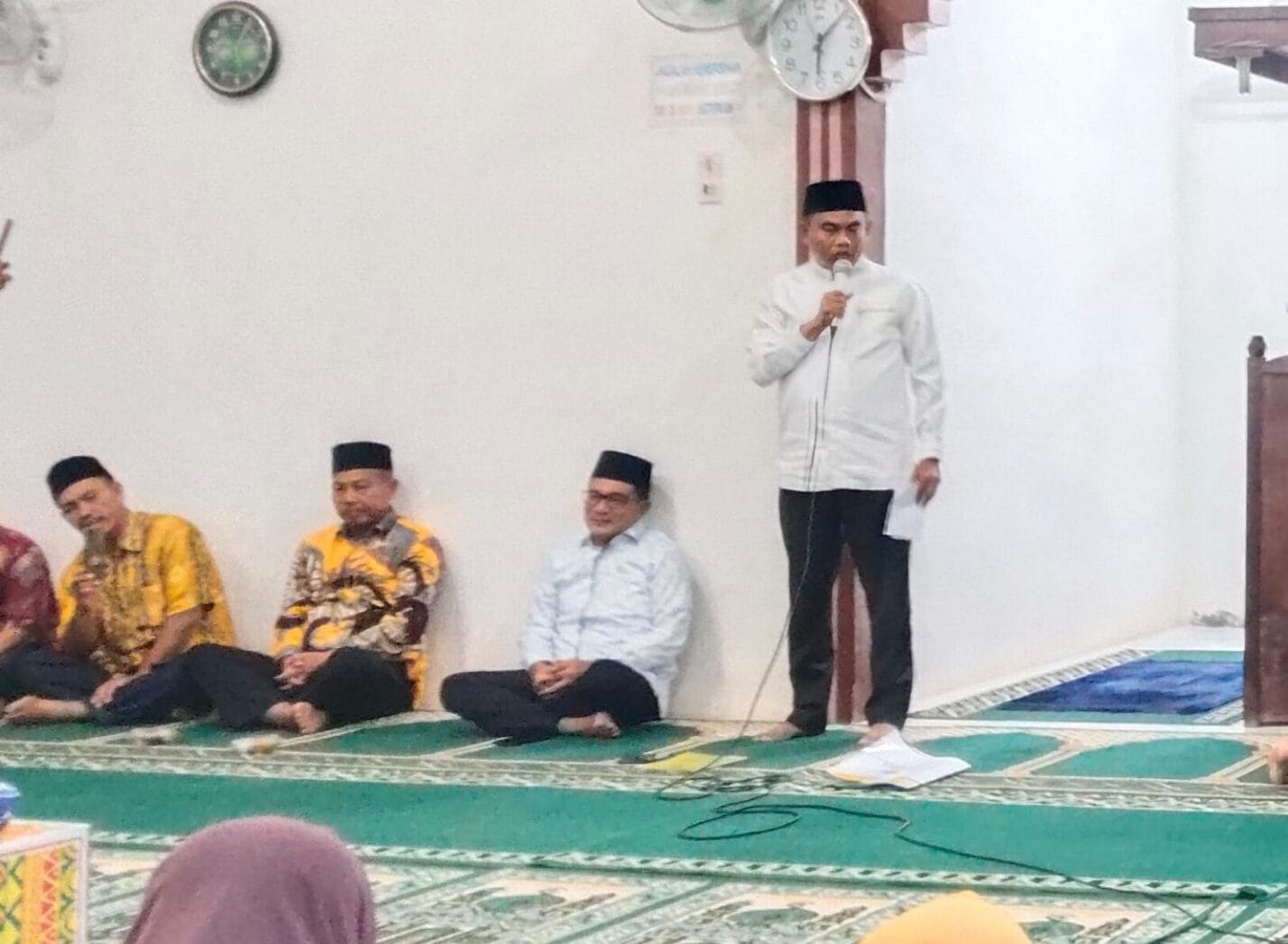 Safari Ramadan di Desa Dolok Manampang, Bupati Darma Wijaya Bantu Masjid dan Siap Bangun Jalan
