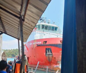 Kapal Tanker WM NATUNA Tabrak Rumah Warga Punggur