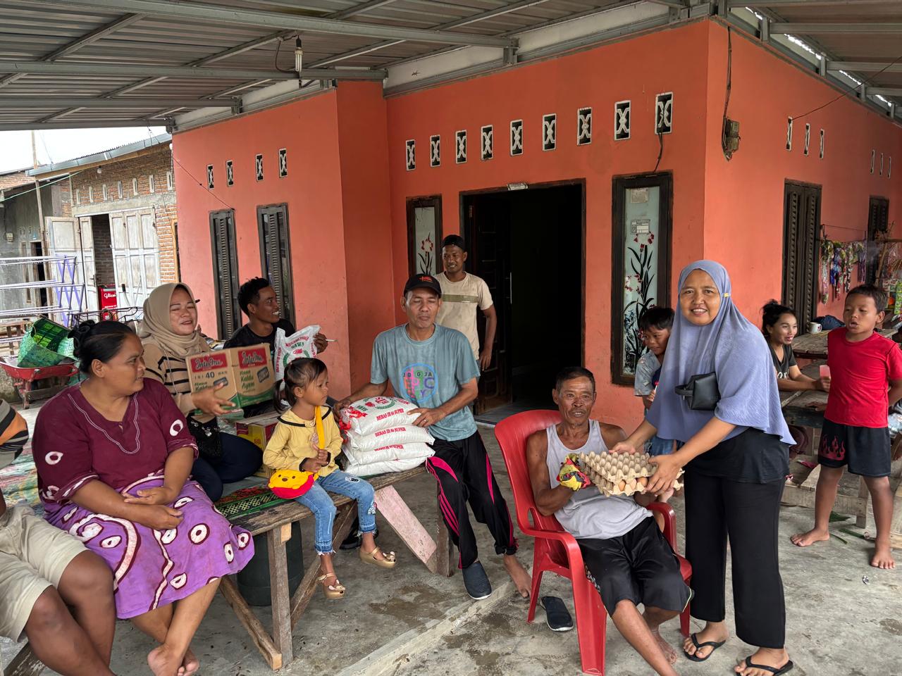 Anggota DPRD Sergai Fraksi Demokrat Siti Aisah Salurkan Bantuan untuk Korban Banjir