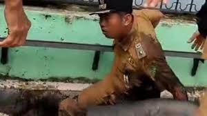 Lurah Perintis Didorong Warga ke Parit, Berawal dari Polisi Tidur dari Ban Bekas Berpaku
